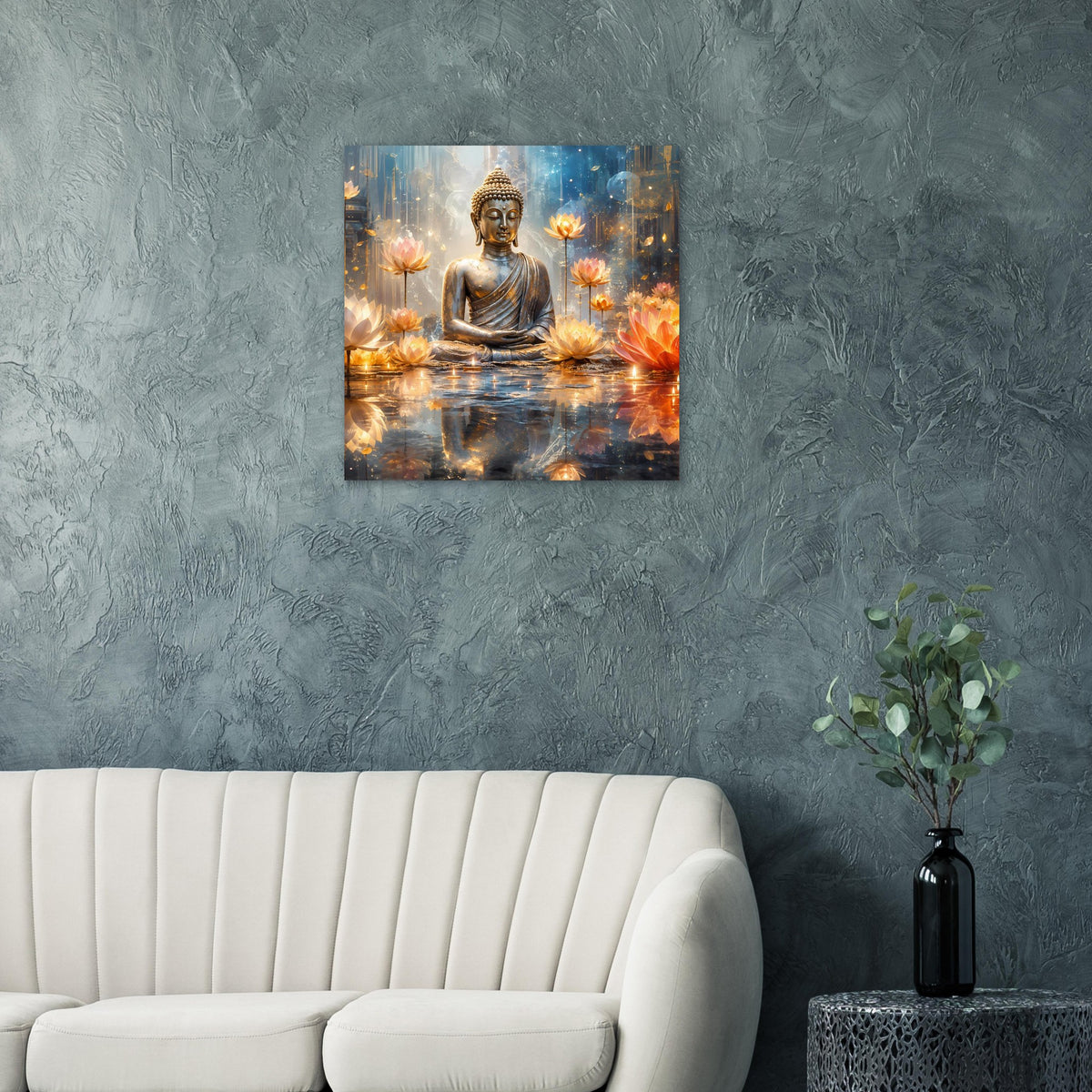 Quadratisches Poster mit goldener Buddha-Sitzstatue, Kerzenlichtern und leuchtenden Lotusblüten