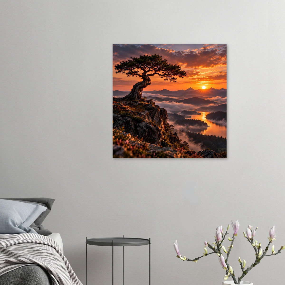 Kleines Landschaftsposter an der Wand: knorriger Baum, Sonnenuntergang über See und Nebel