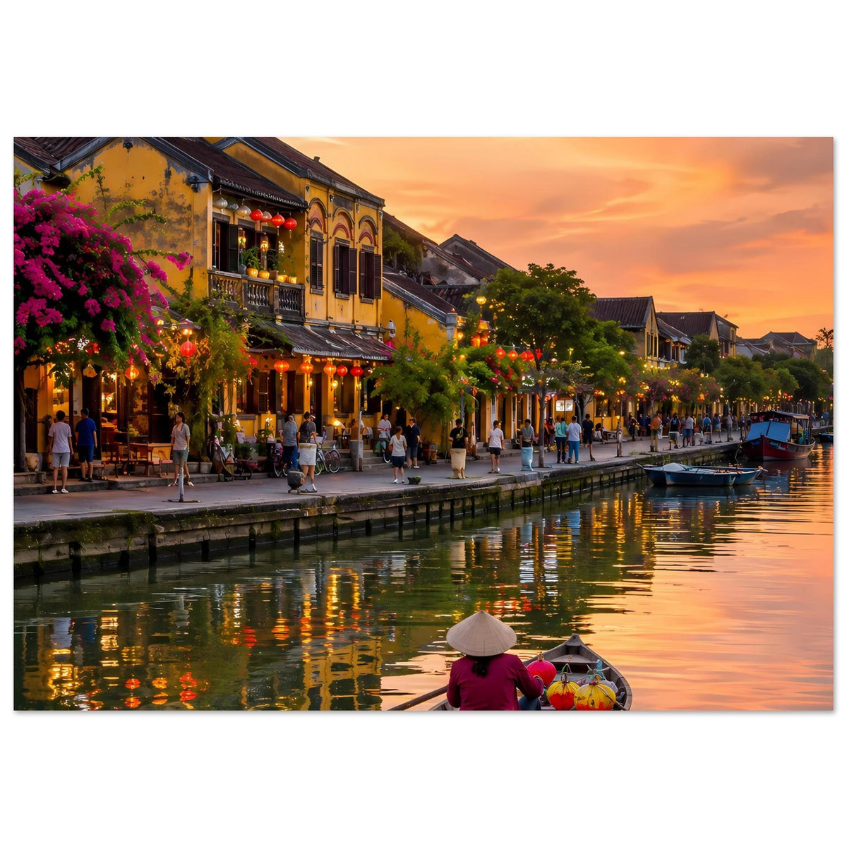 Poster im Hochformat: Fluss und Promenade bei goldenem Abendlicht, Laternen und Boot