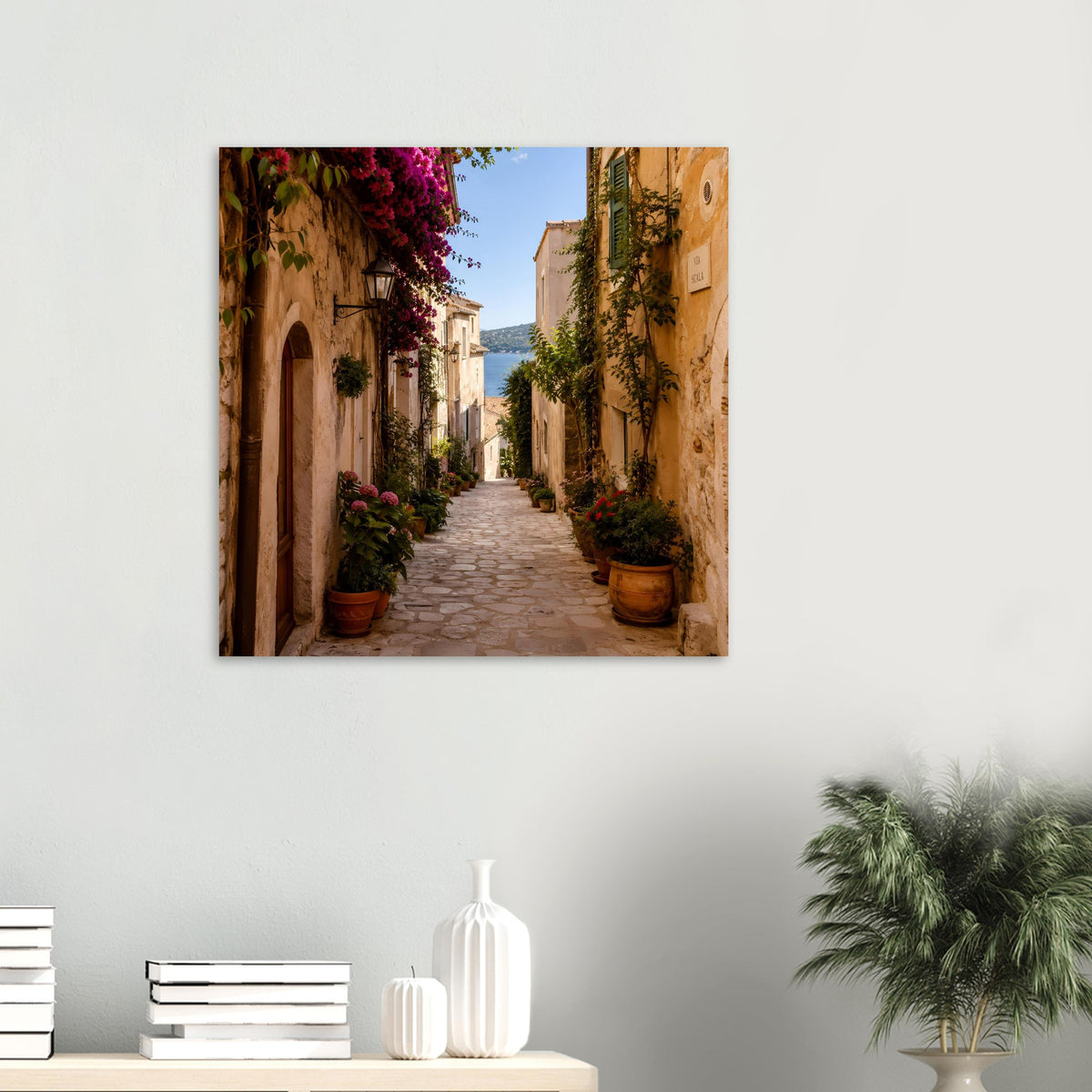 Quadratisches Wandposter mit mediterraner Gasse, bepflanzten Fenstern und Blüten