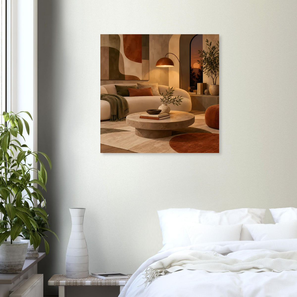 Abstraktes Kunstposter in warmen Erdtönen, quadratisch, über weißem Bett