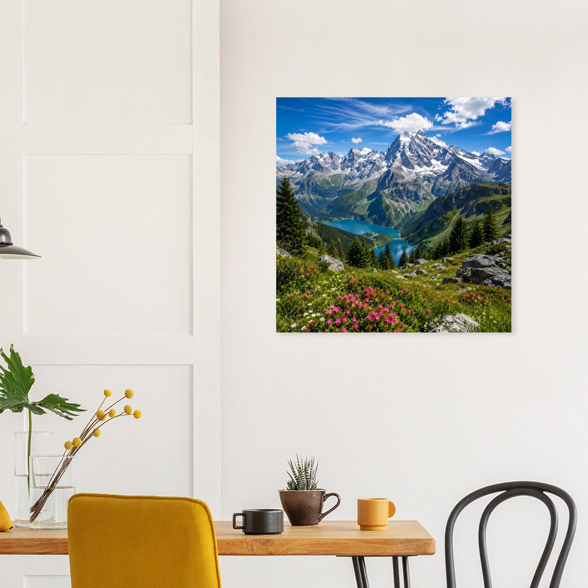 Alpenlandschafts-Poster mit schneebedeckten Gipfeln, Bergsee und blühenden Blumen