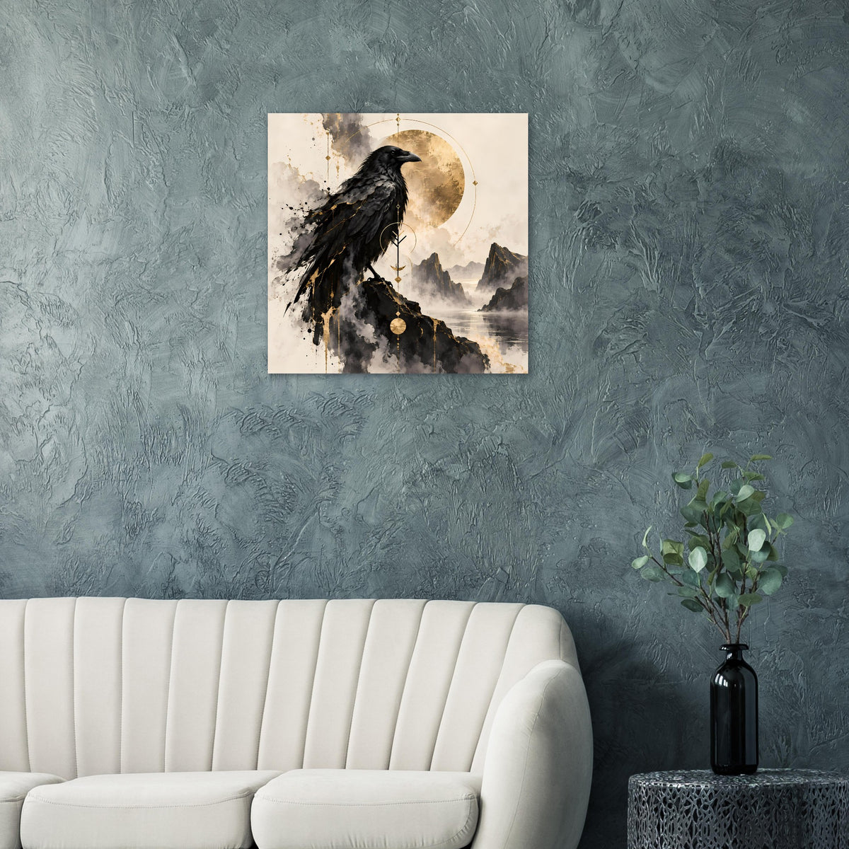 Wandposter mit schwarzem Raben, goldenen Akzenten und Mondkreis über Landschaft