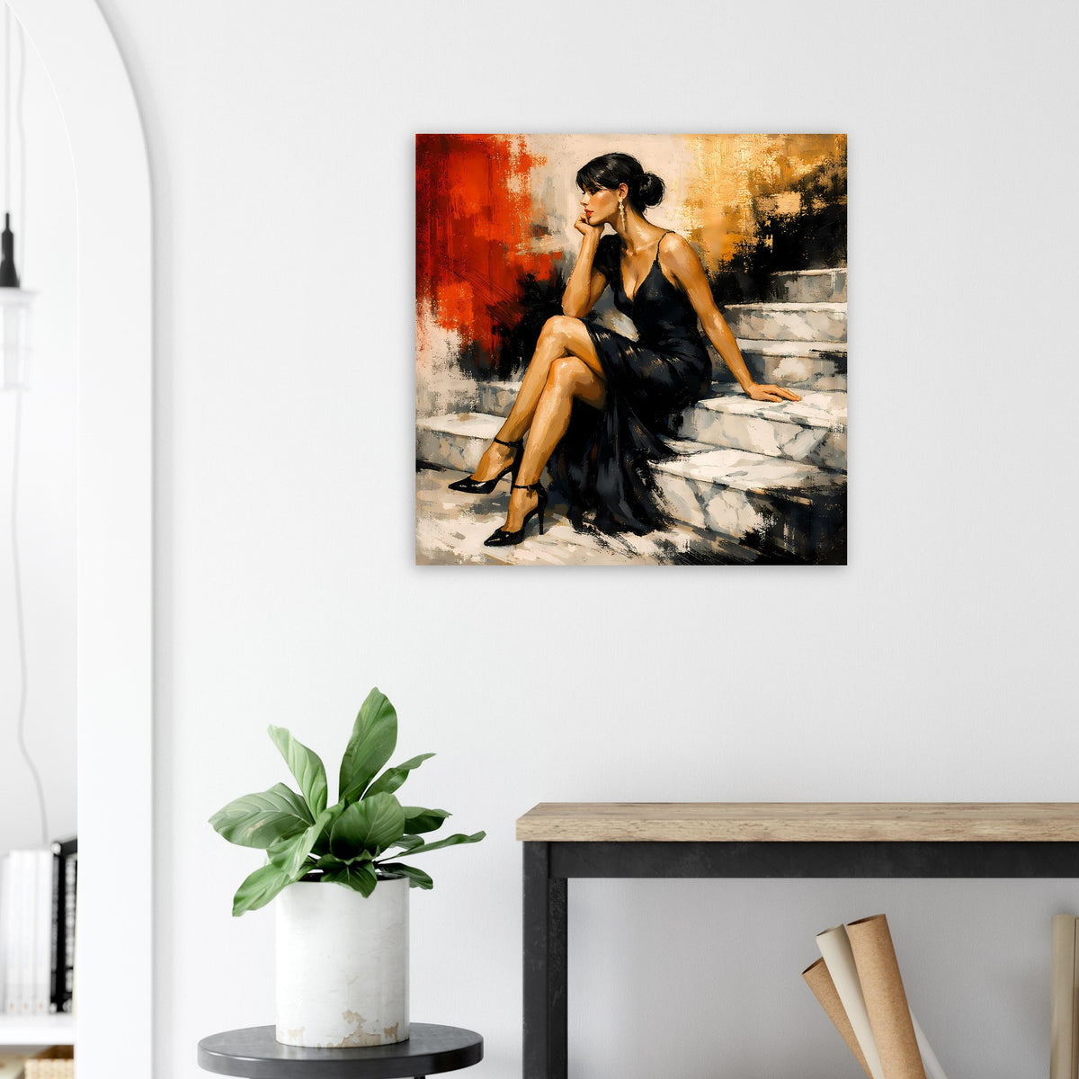 Quadratisches Poster mit Frau im schwarzen Abendkleid, sitzend, abstrakter Hintergrund in Rot