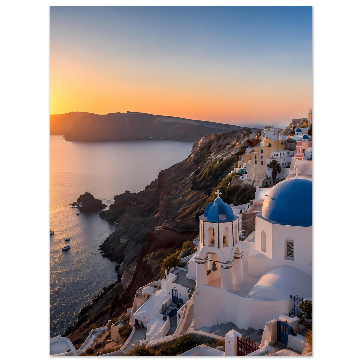 Hochkantiges Poster: weißes Santorini-Dorf mit blauen Kuppeln über der Küste im Sonnenuntergang