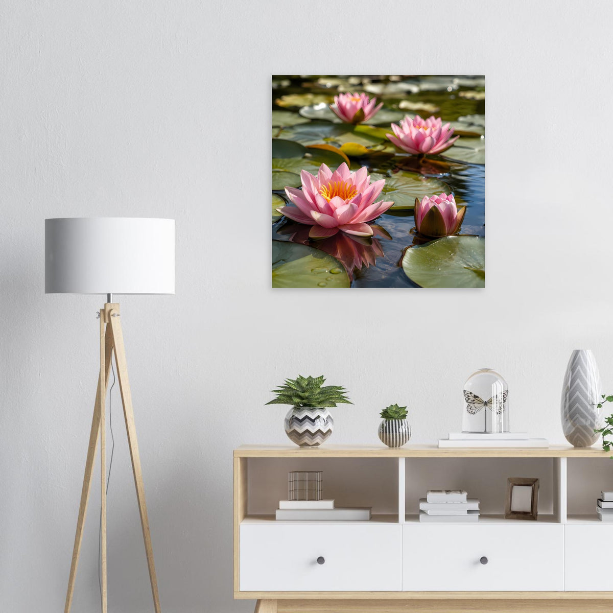 Quadratisches Poster mit pinken Seerosen auf Wasser, dunkler Rahmen