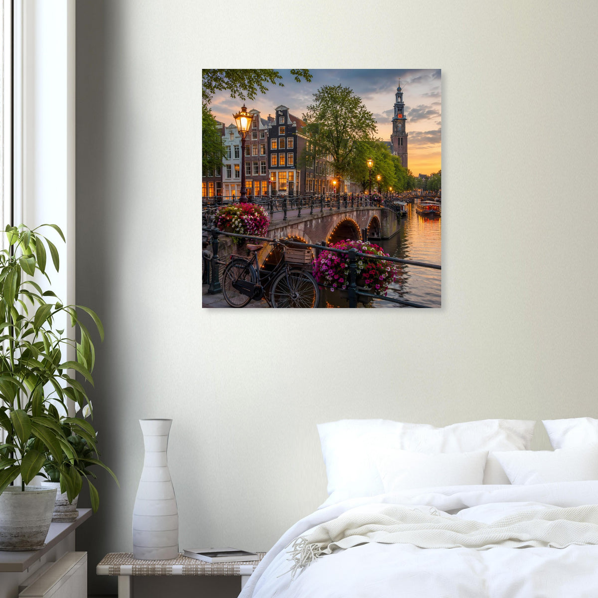 Poster mit Abendsonne über dem Amsterdamer Kanal, Häuser und Brücke im Blick