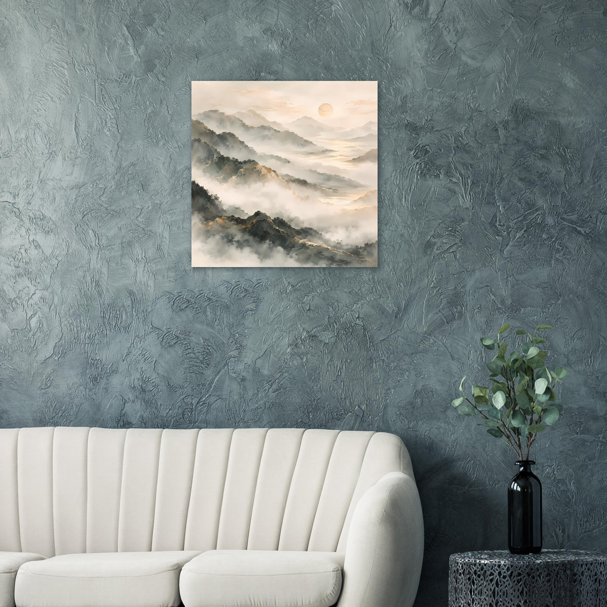 Quadratisches Poster mit nebliger Berglandschaft, hellem Pastellhimmel