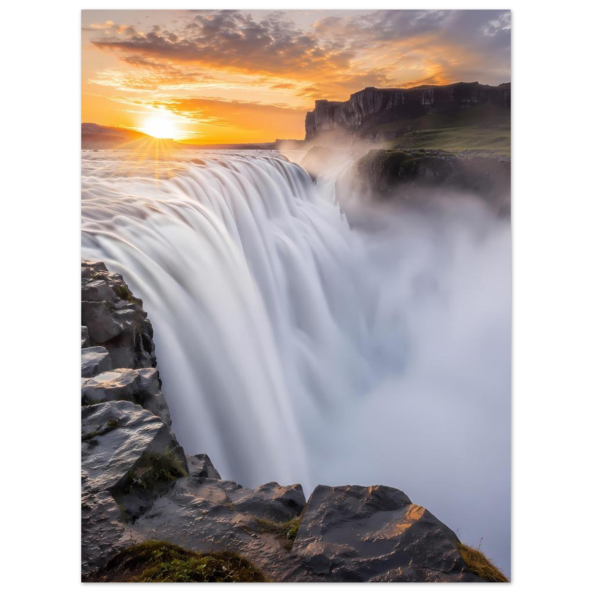 Wasserfall-Poster im Hochformat, große Wasserströmung mit goldenem Himmel