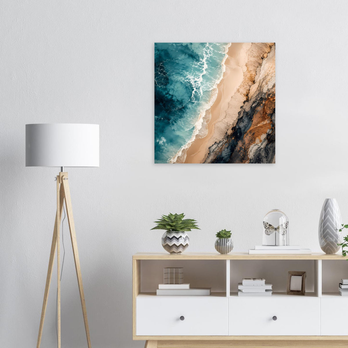 Gerahmtes Poster: türkis schäumende Wellen an Sandstrand und steiler Felsküste