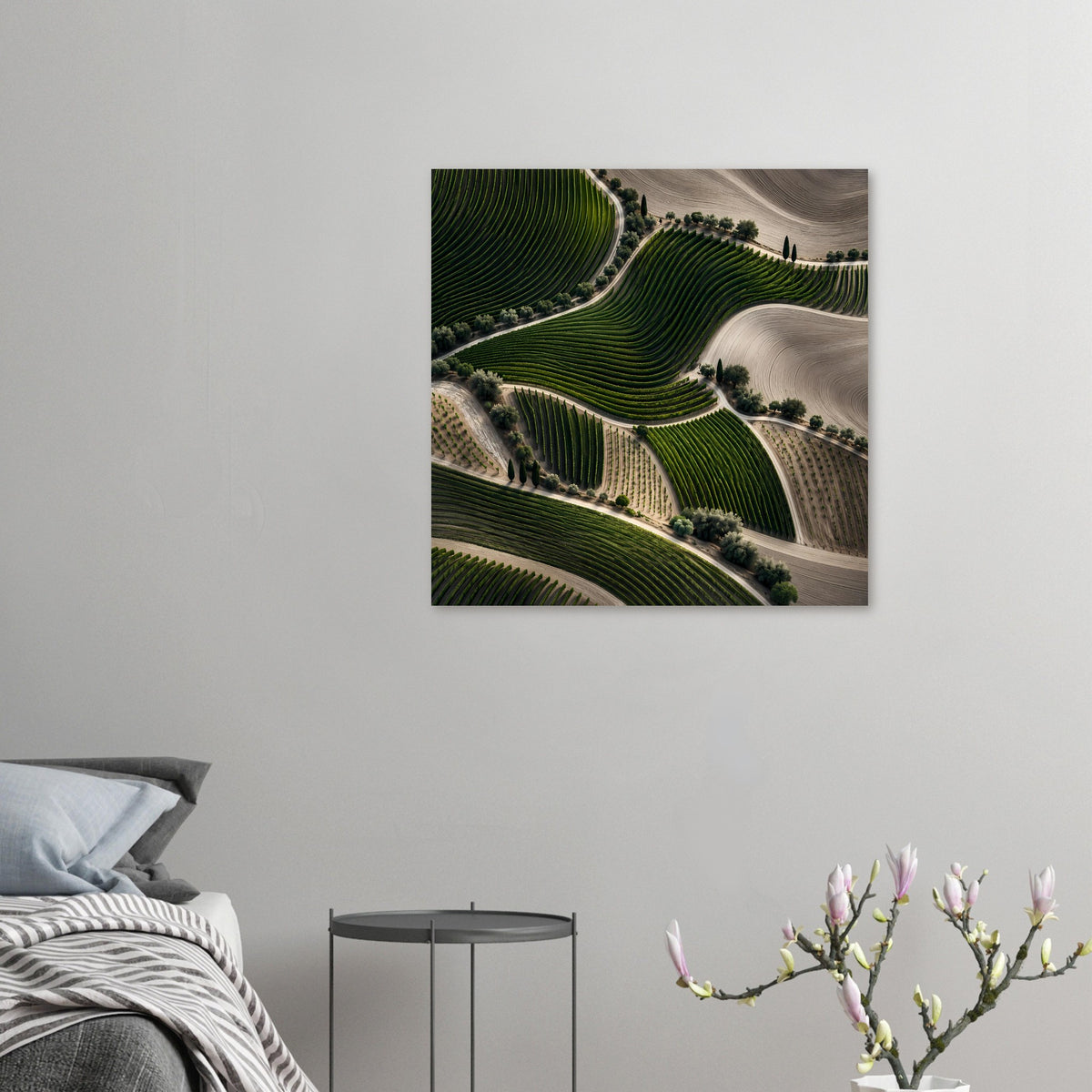 Landschaftsposter (klein) mit grünen Weinbergterrassen und hellen Ackerstreifen