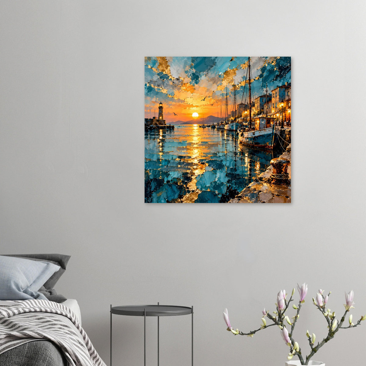 Hafen-Sunset-Poster an der Wand: Segelboot rechts, Leuchtturm links, goldene Sonnenreflexe im Wasser