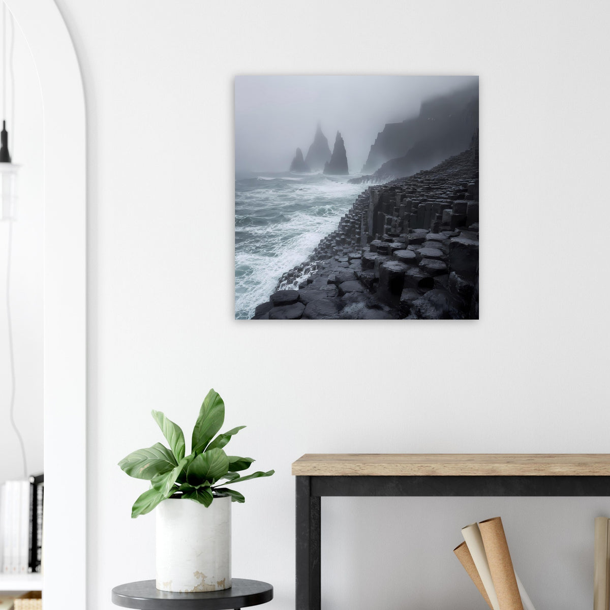 Poster mit dunkler Küste aus Basaltblöcken, Wasserlinie und Felsnadeln im Dunst