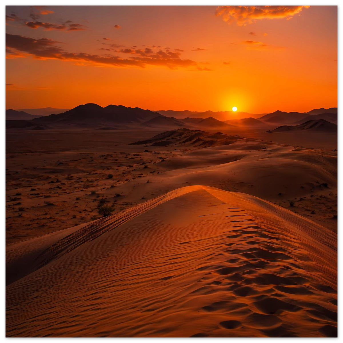 Poster der Wüstenlandschaft im Sonnenuntergang mit Dünenkamm, orangegelber Sonne und Himmel