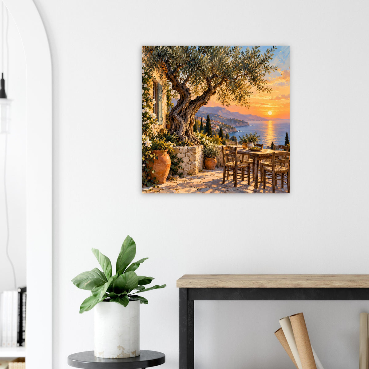 Mediterranes Sonnenuntergangs-Poster mit Olivenbaum, Sitzgarnitur und Sonnenmeer am Horizont