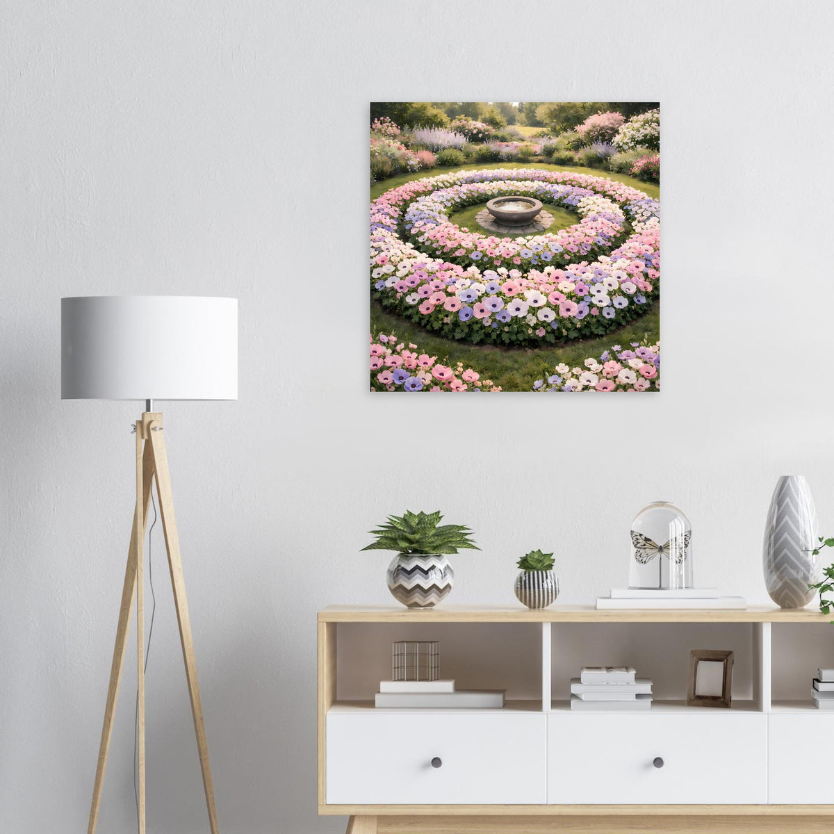 Quadratisches Poster mit Blick auf einen runden Blumengarten in Pastellrosa mit Mittelbrunnen
