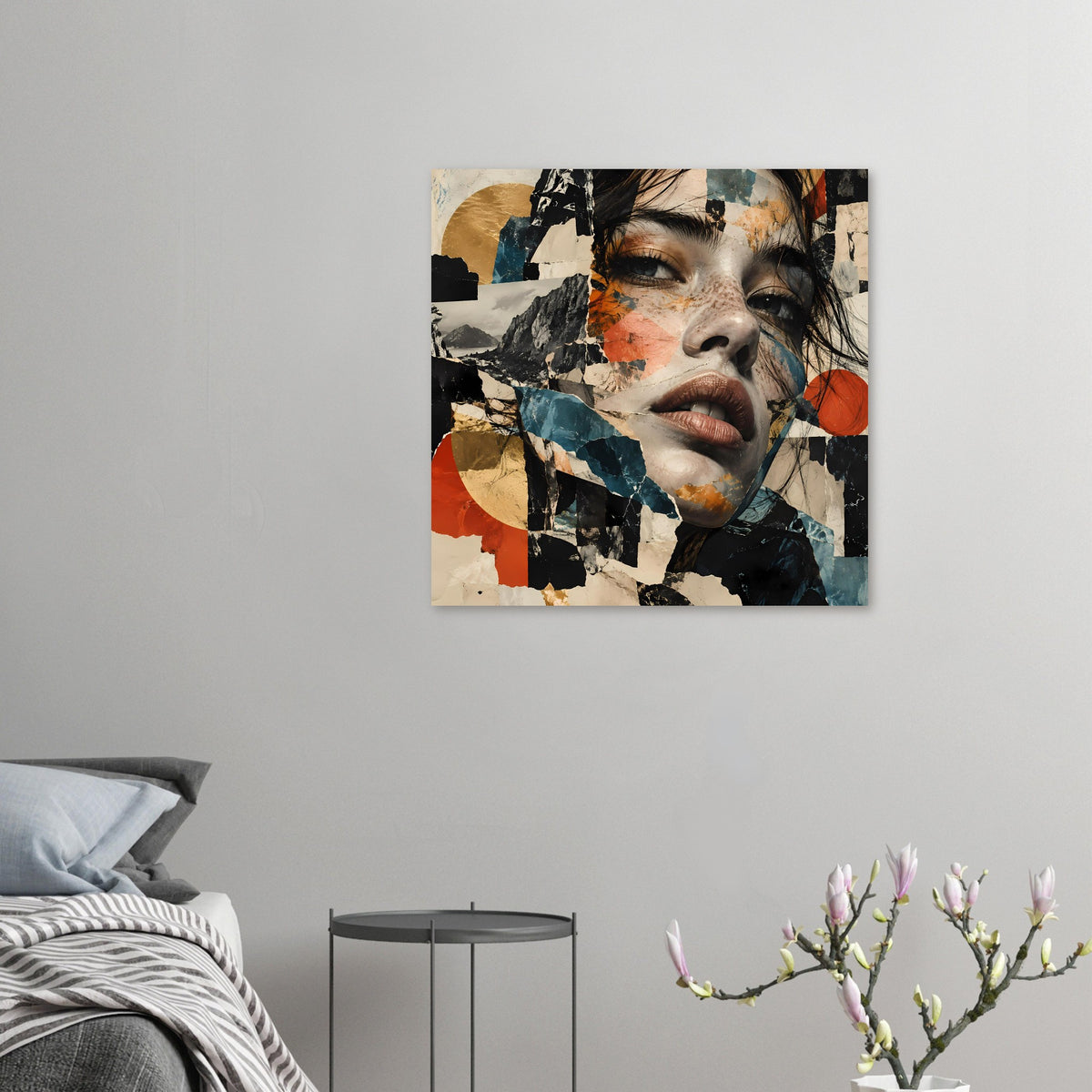 Kleines abstraktes Collage-Porträt einer Frau, Gesicht mit Blau- und Terrakotta-Akzenten im Rahmen