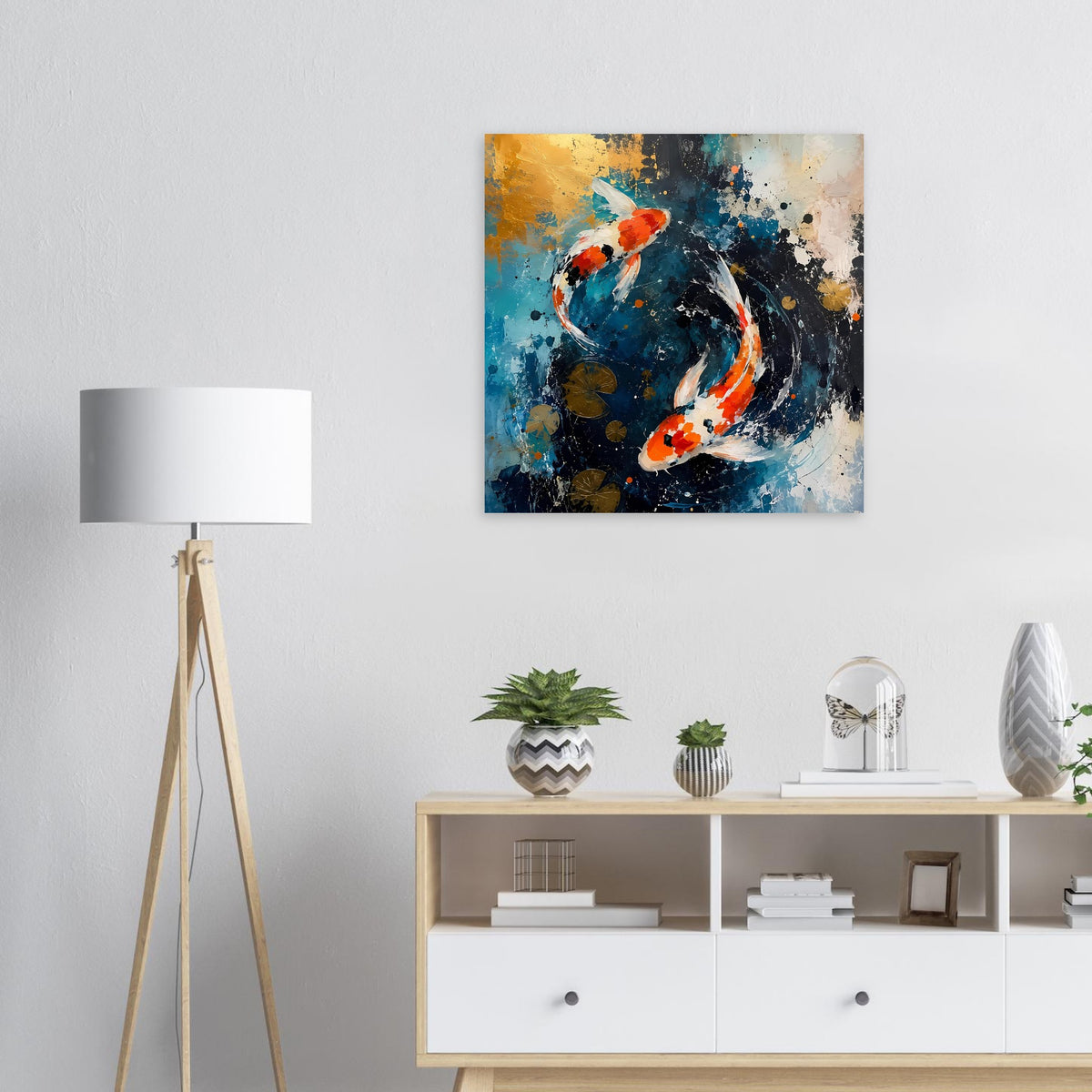 Gerahmtes abstraktes Koi-Poster mit orange-weißen Fischen in Blau-Schwarz-Spritztechnik
