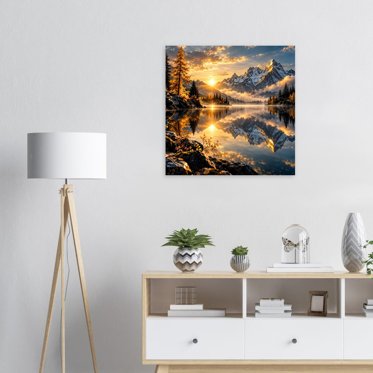 Quadratisches Wandposter: Sonnenaufgang am Bergsee mit reflektierenden Bergspitzen