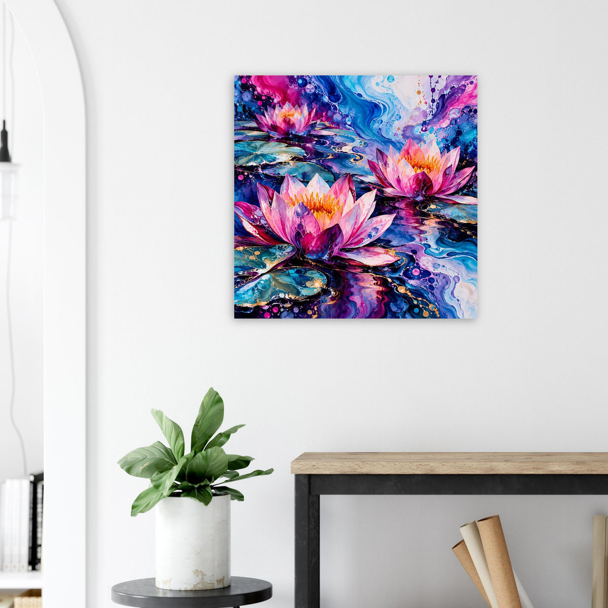Quadratisches Poster mit abstrakten Seerosenblüten in Pink und Blau, violette Akzente