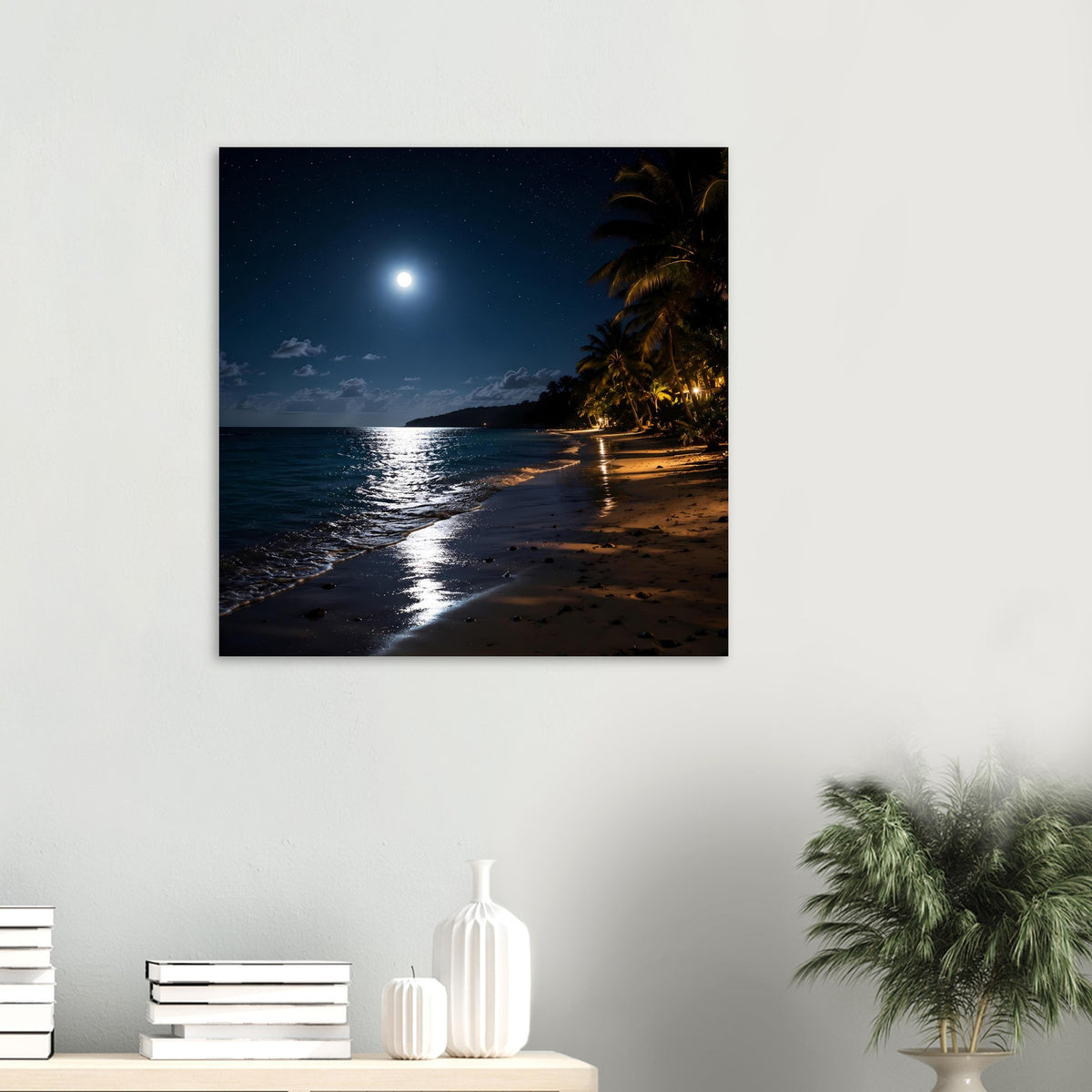 Serene Moonlit Strandposter, schwarz gerahmt: heller Mond spiegelt sich auf nassem Sand.