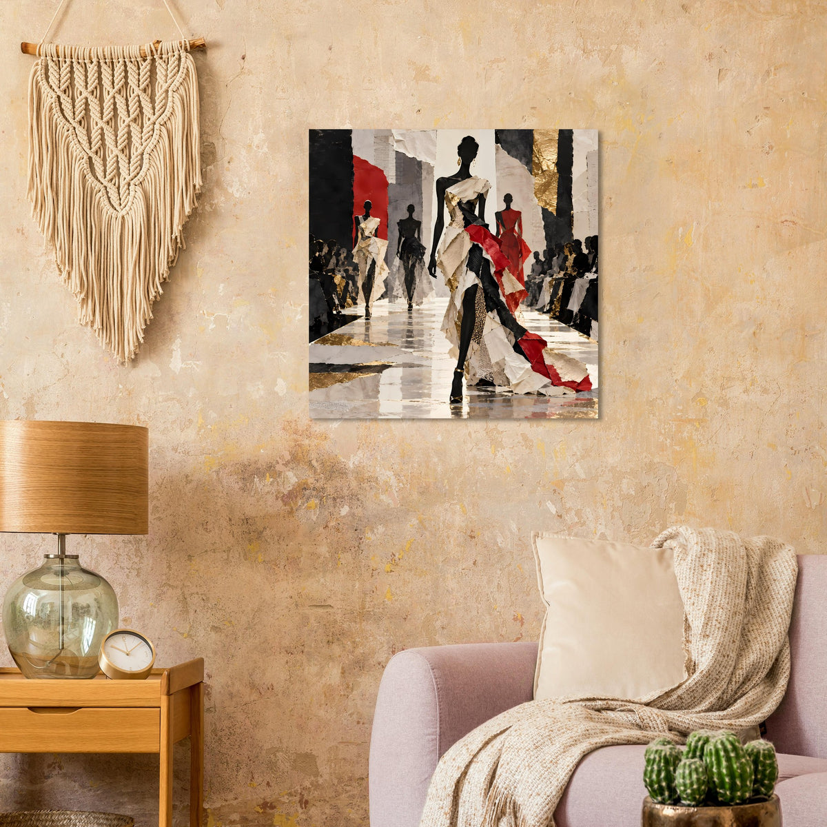 Gerahmtes Mode-Runway-Kunstposter: eleganter Laufsteg mit roten, schwarzen und goldenen Details