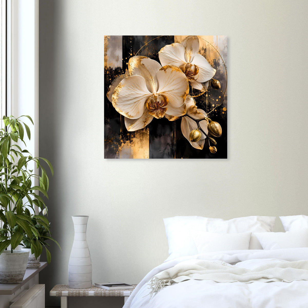 Quadratisches Orchideen-Wandbild mit gold-schimmernden Elementen und cremeweißen Blüten