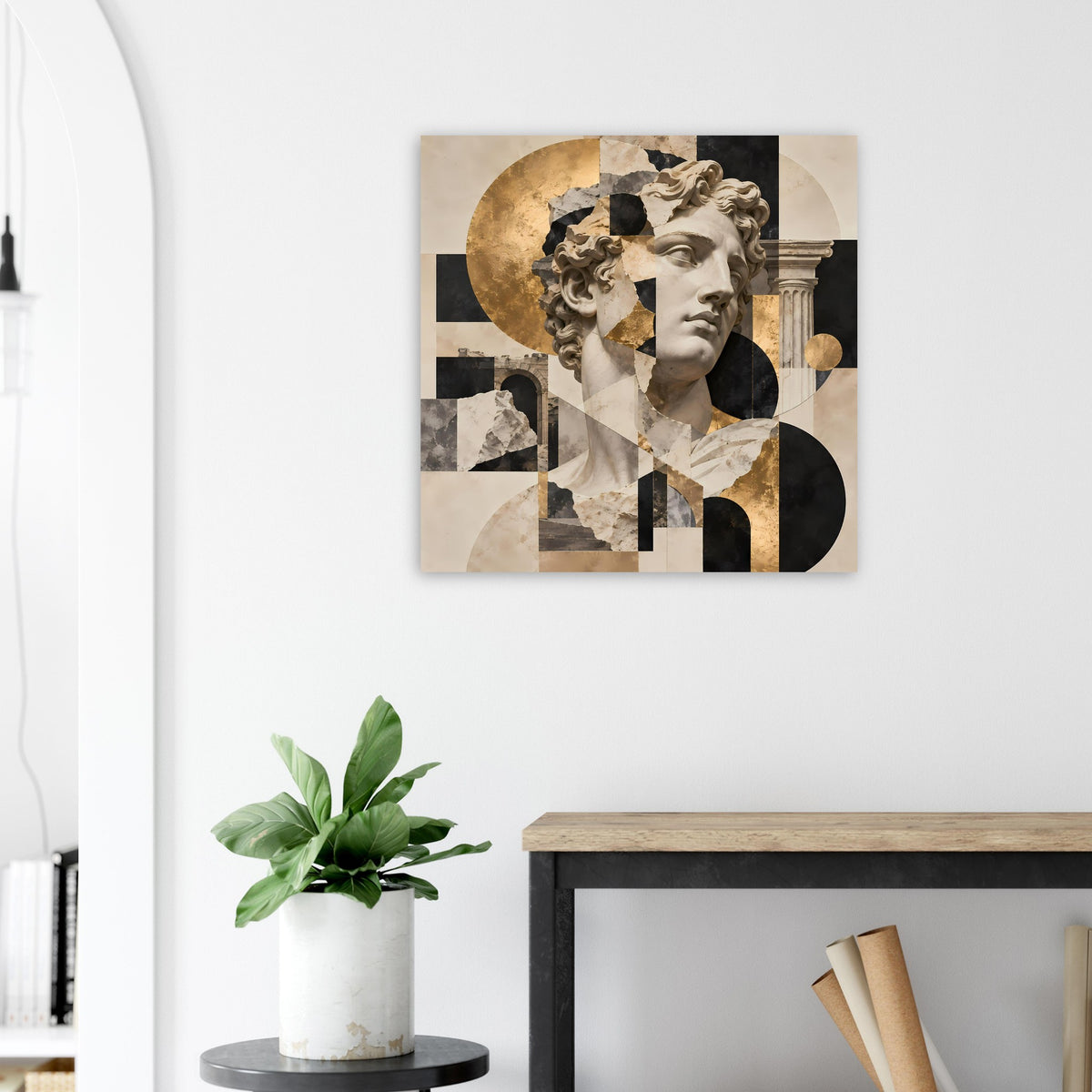 Kunstposter mit Frauenporträt, geometrische Collage mit beigen, schwarzen und goldenen Elementen.