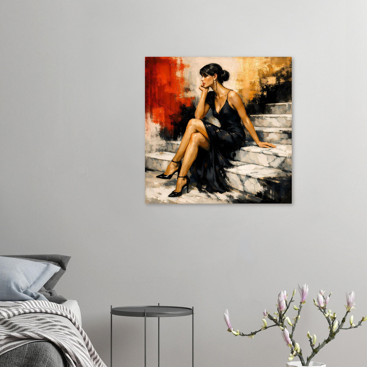 Kunstposter klein an der Wand: Frau im schwarzen Abendkleid auf Stufen, seitlicher Blick