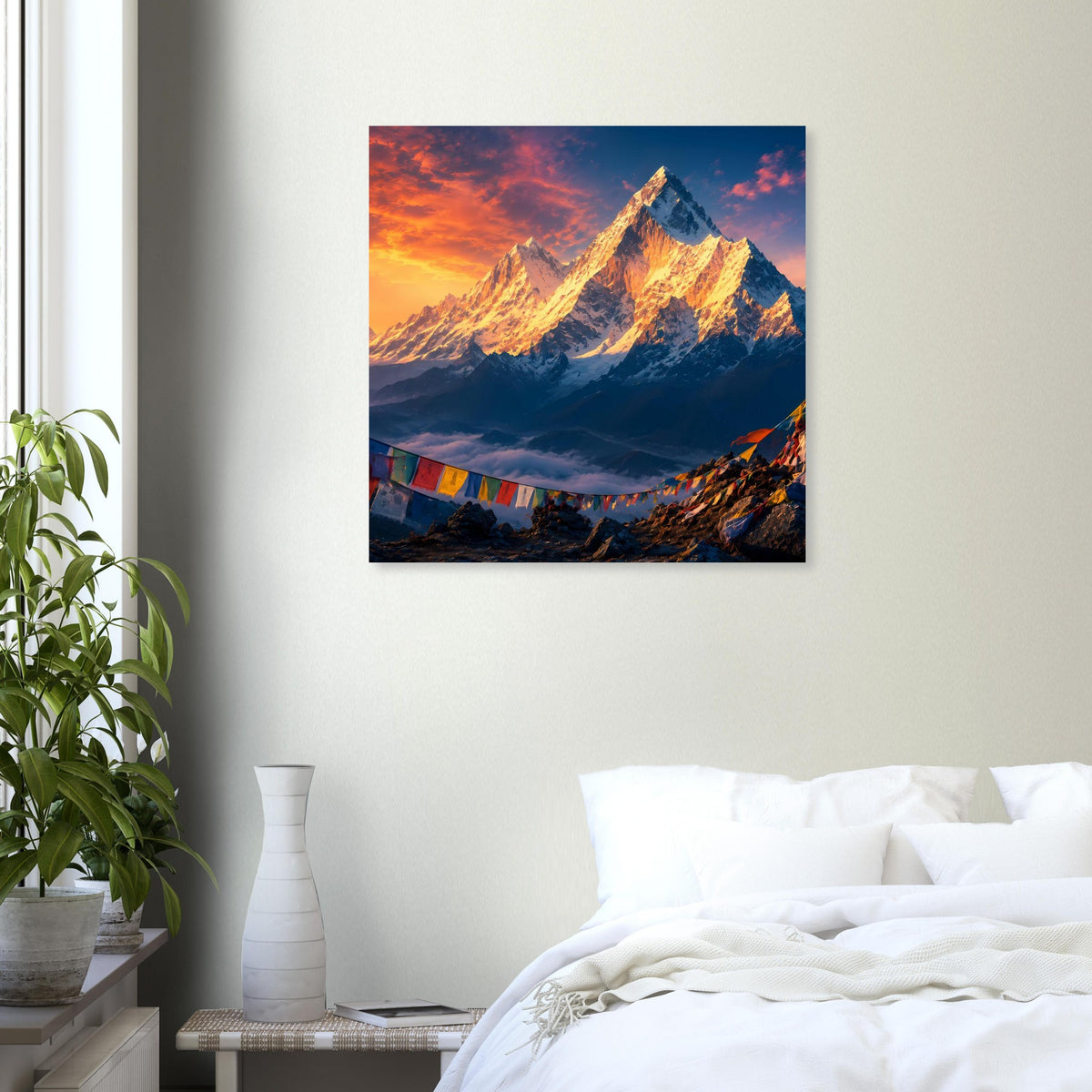 Quadratisches Poster mit majestätischen Bergen im Sonnenaufgang und bunten Wimpeln im Tal