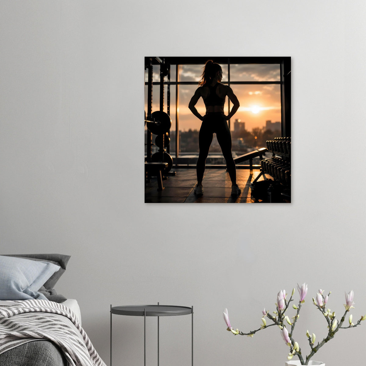 Fitness-Poster klein an der Wand: schwarze Silhouette einer Frau vor Trainingsgeräten