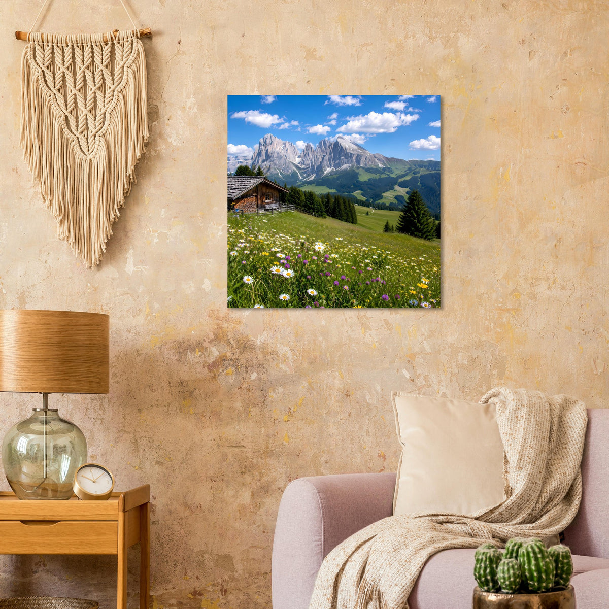 Quadratisches Alpenpanorama-Poster mit blühender Wiesenfläche, Holzhaus und Bergen