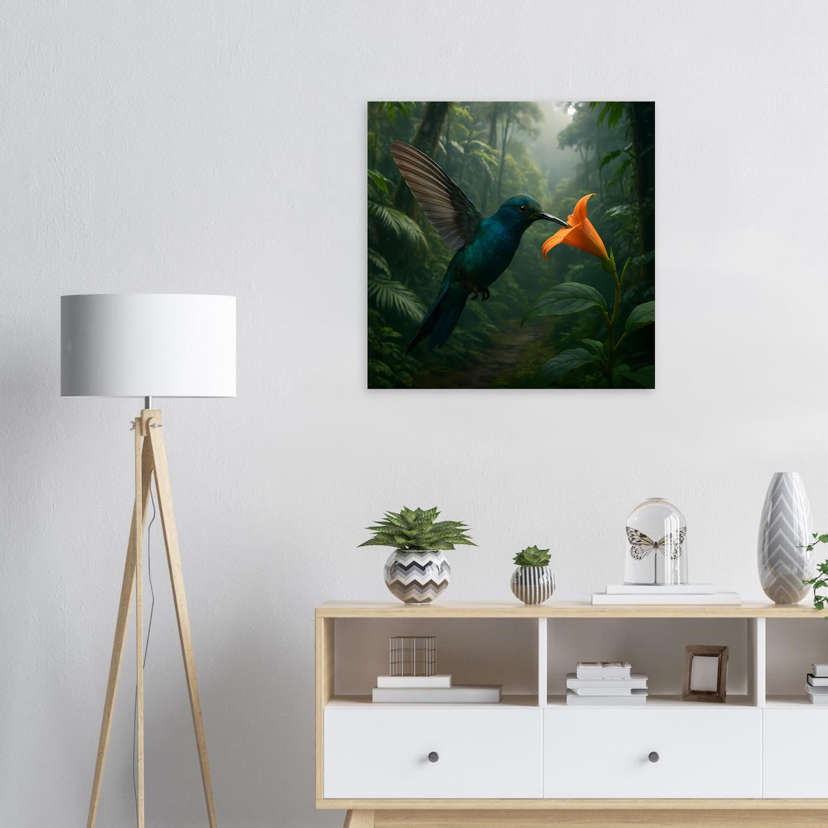 Dschungel-Poster: blau-grüner Vogel mit orangefarbener Blüte in dichter Pflanzenwelt