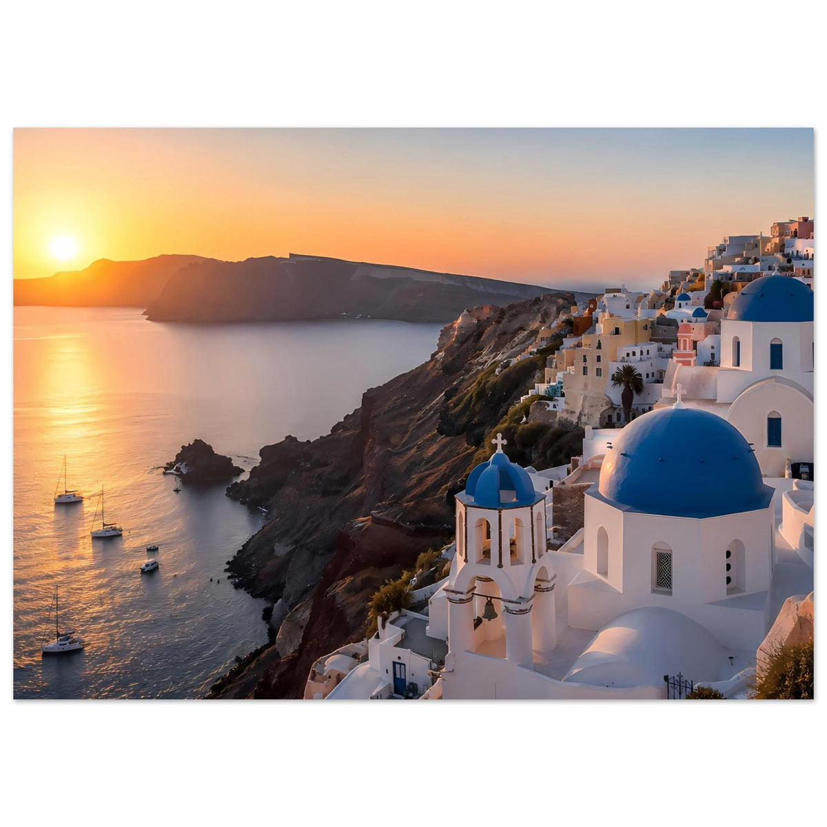 Poster: Santorini-Kirchendächer mit blauen Kuppeln, Meerbucht und Sonnenuntergang
