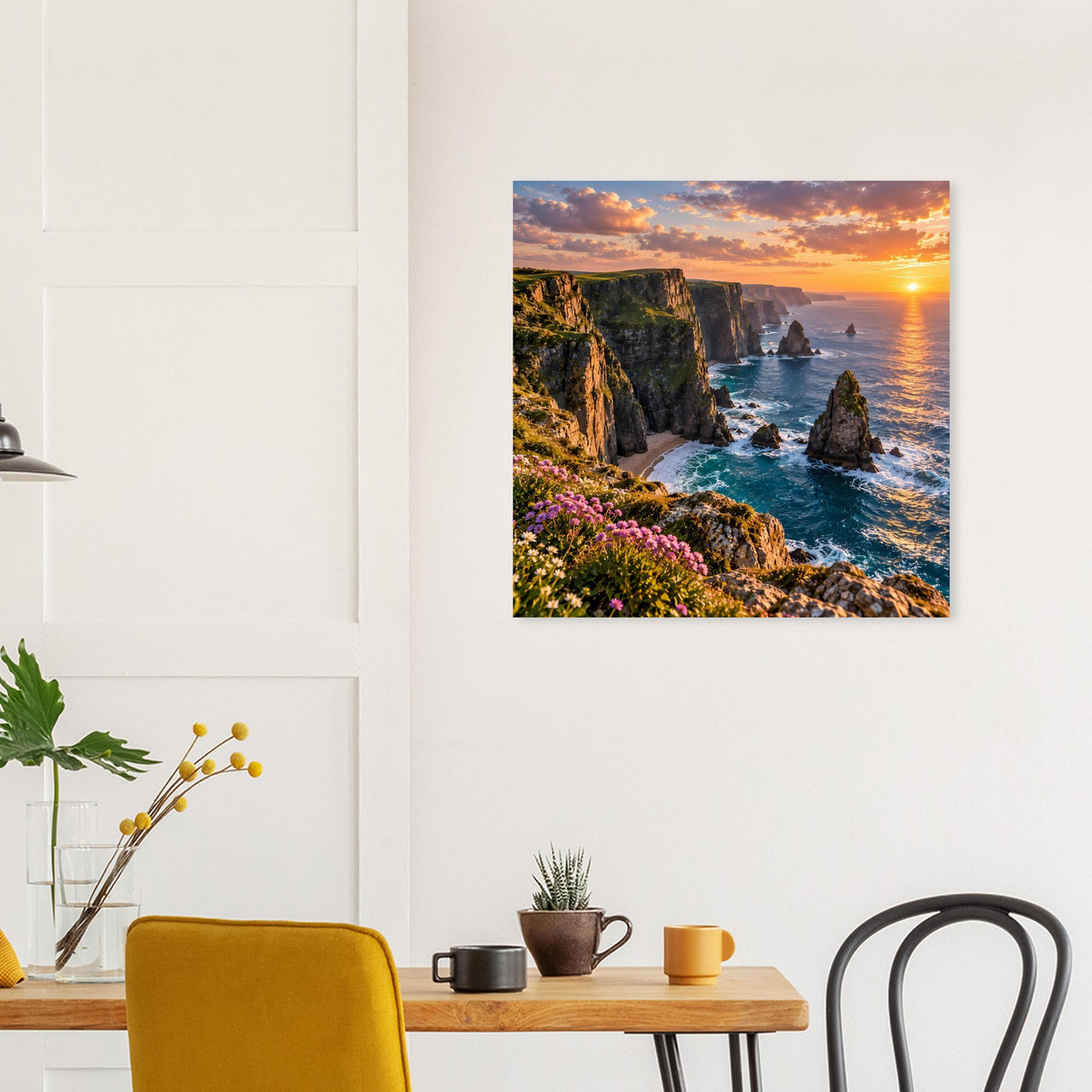 Quadratisches Wandposter mit Küstenfelsen, Sonnenuntergang am Meer und Blüten
