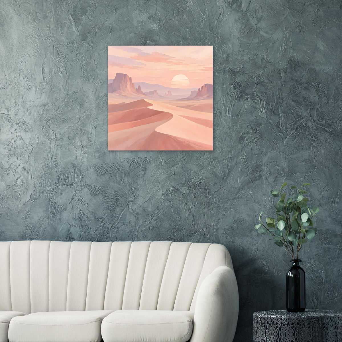 Quadratisches Poster mit Sanddünen und Sonnenuntergang über Bergsilhouetten in Pastell.