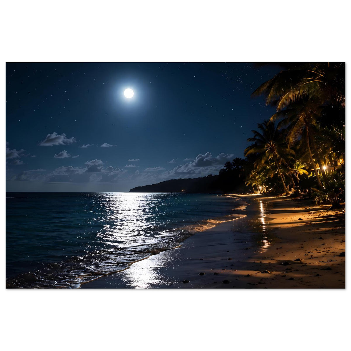 Strandposter im Hochformat: heller Mond über Küste, reflektierendes Meer und Sand