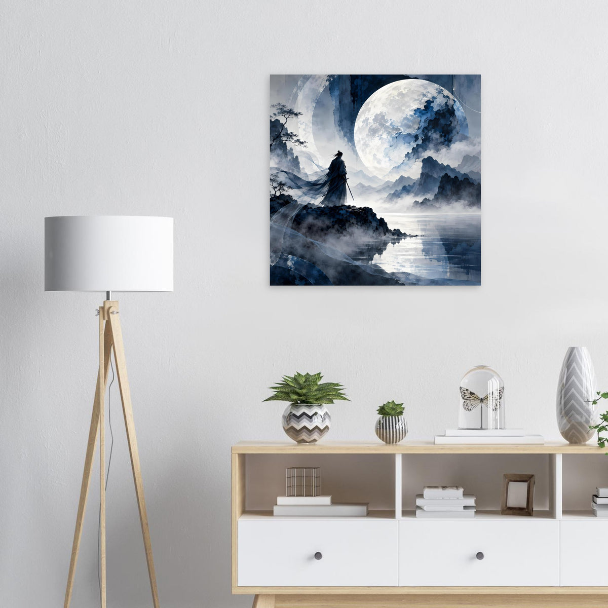 Quadratisches Poster mit Samuraisilhouette, großem Mond und nebeligem Gebirge