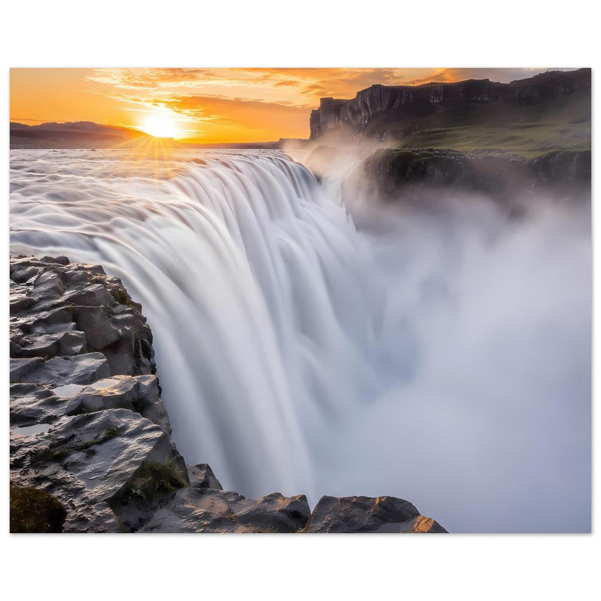 Poster mit Wasserfall im Sonnenuntergang, breite Wasserwand, dunkle Steine unten und links