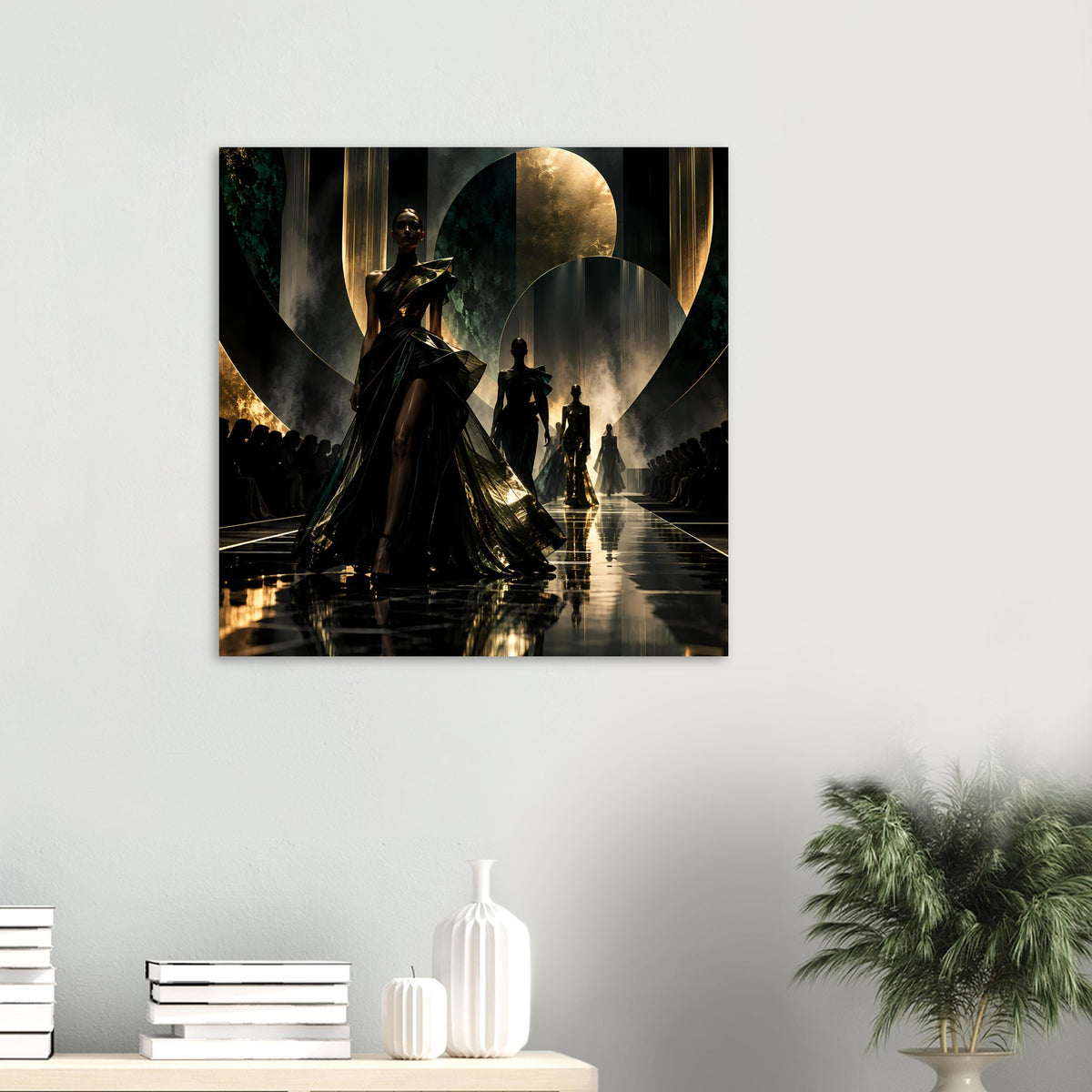 Poster an der Wand: schwarze Laufstegmode mit goldenen Highlights, mehrere Figuren im Bild