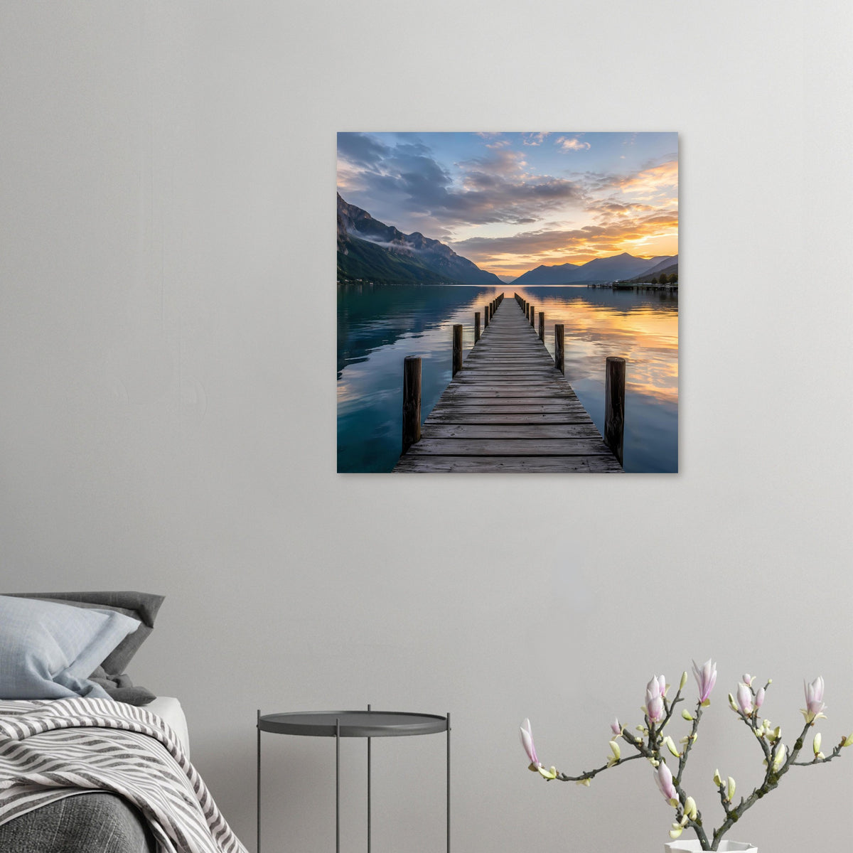 Kleines Wandposter mit Steg über See bei Sonnenuntergang, Berge und ruhiges Wasser