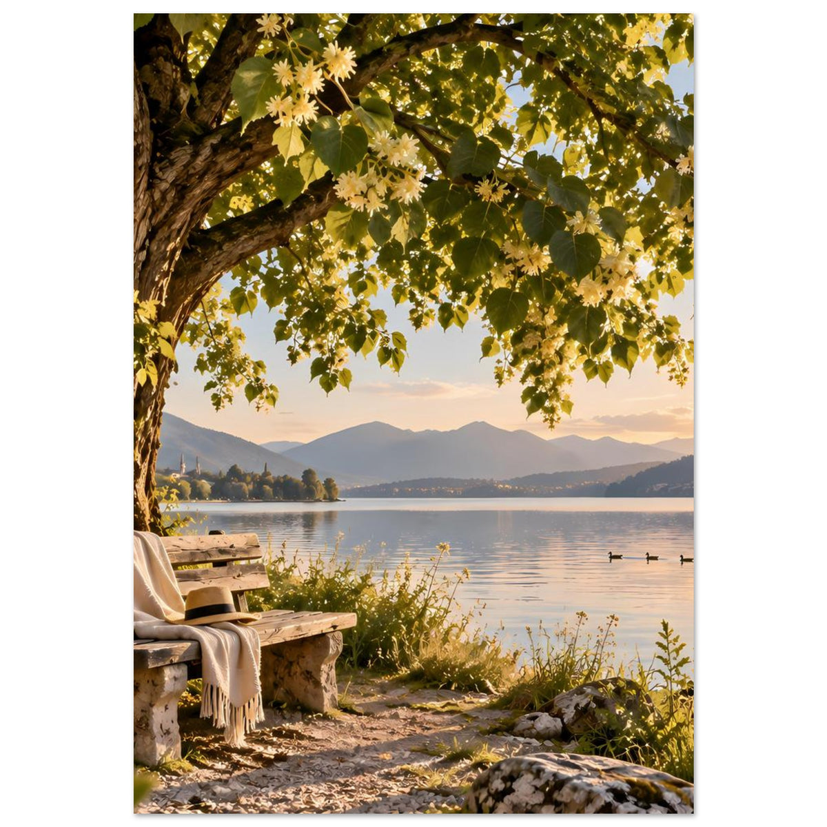Landschafts-Porträtposter: Baumzweig mit Blättern und Bank am Seeufer, Berge und Wasser
