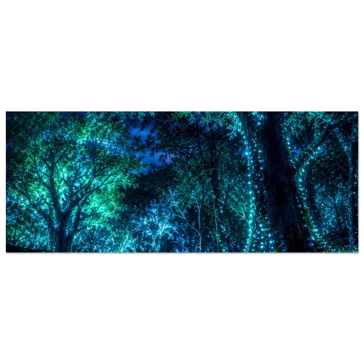 Horizontale Posteransicht: leuchtender Baumstamm und Waldkrone im tiefen Blaugrün