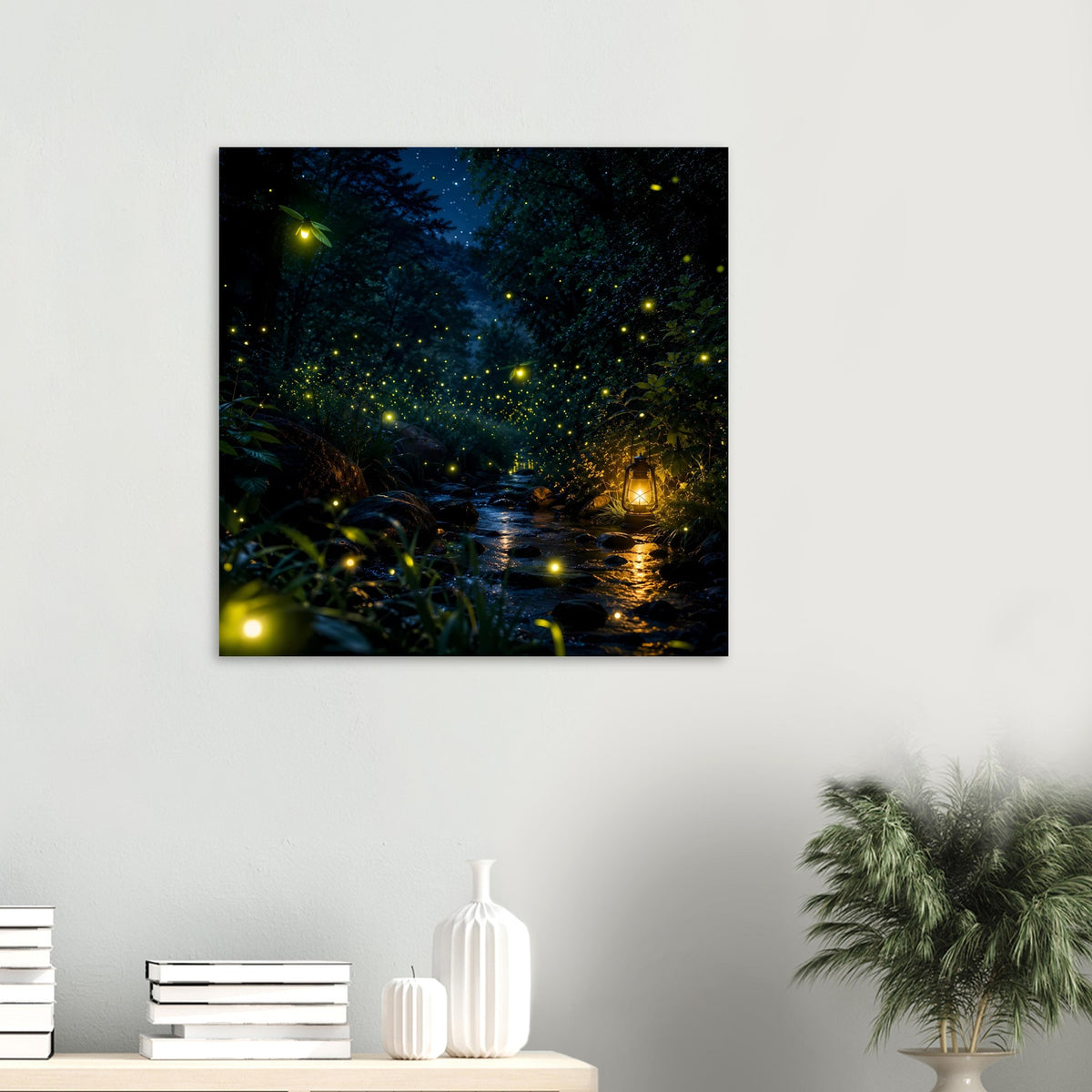Quadratisches Poster: Wald bei Nacht mit Glühwürmchen, Bach und Laterne