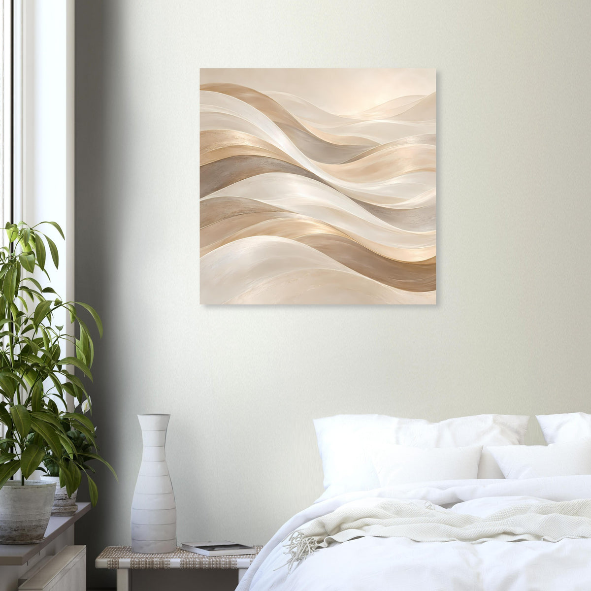 Kunstposter mit abstrakten, fließenden Wellen in cremefarbenen und goldenen Nuancen