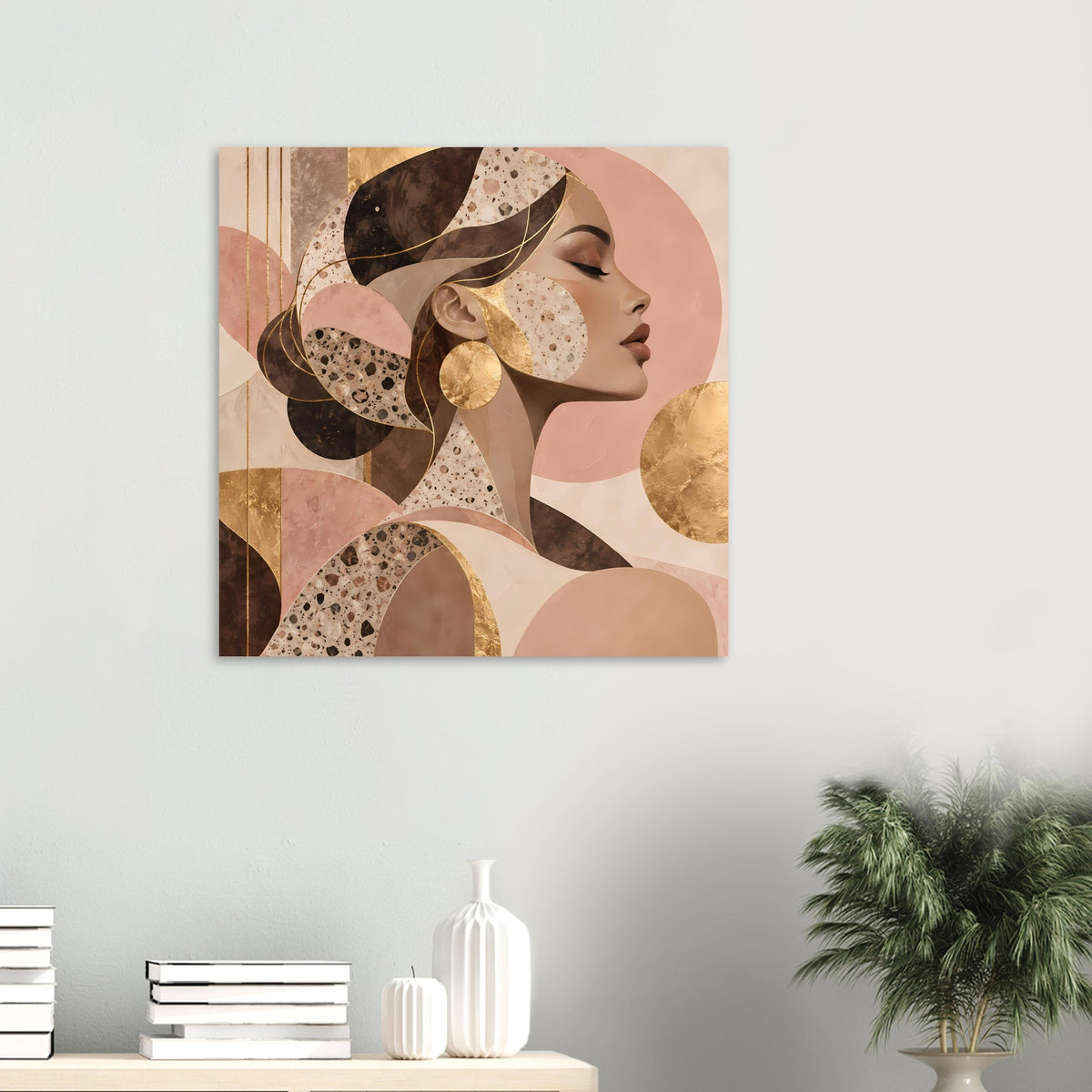 Gerahmtes Kunst-Poster mit abstraktem Porträt in warmen Erdtönen und goldfarbenen Akzenten