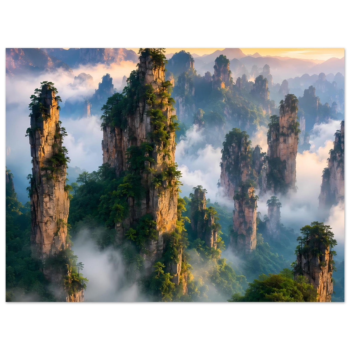 Wandposter im Querformat mit nebligem Bergtal und Sonnenaufgang über bewaldeten Felsnadeln
