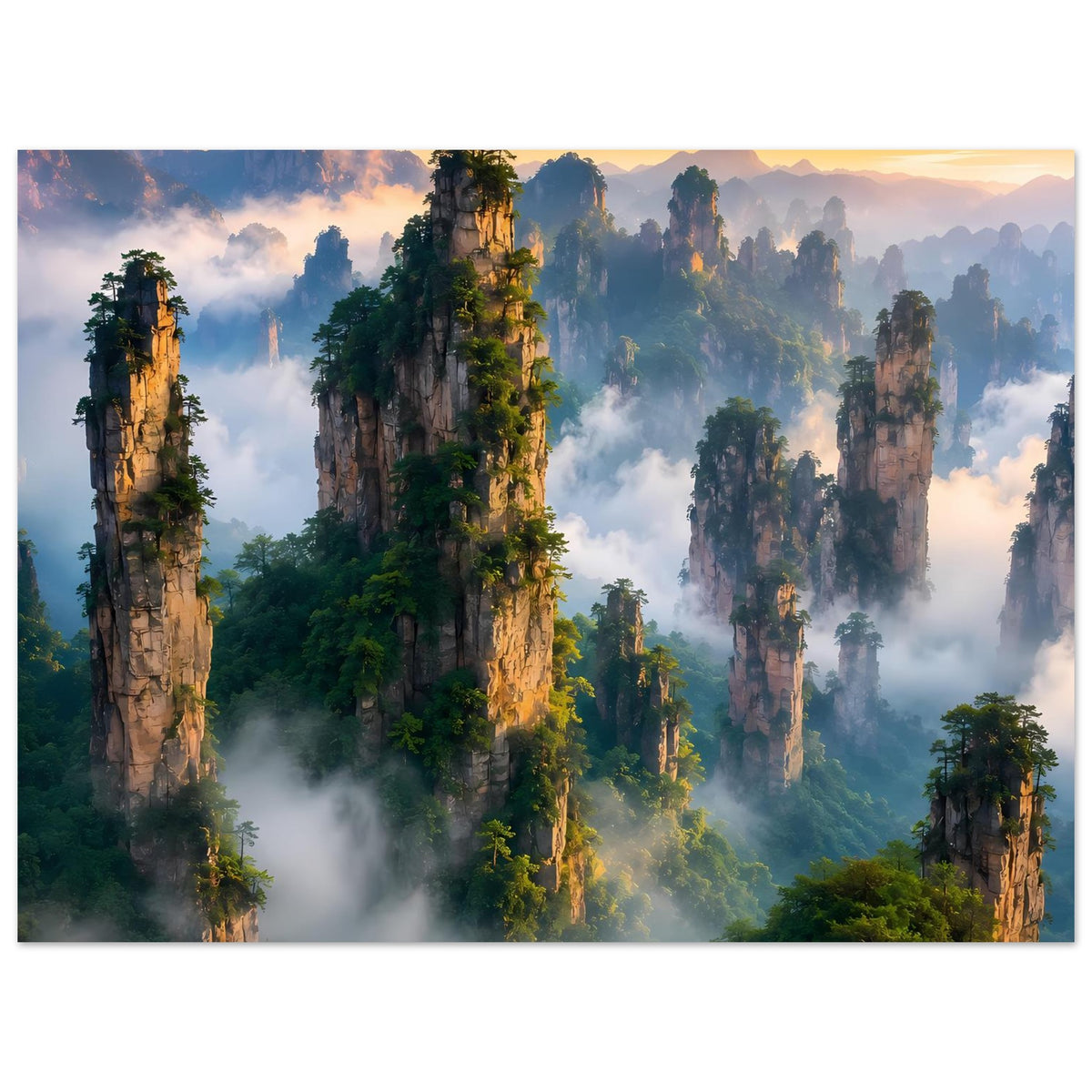 Wandposter im Querformat mit hohem Felswald, Wolkennebel und Sonnenaufgang im Himmel