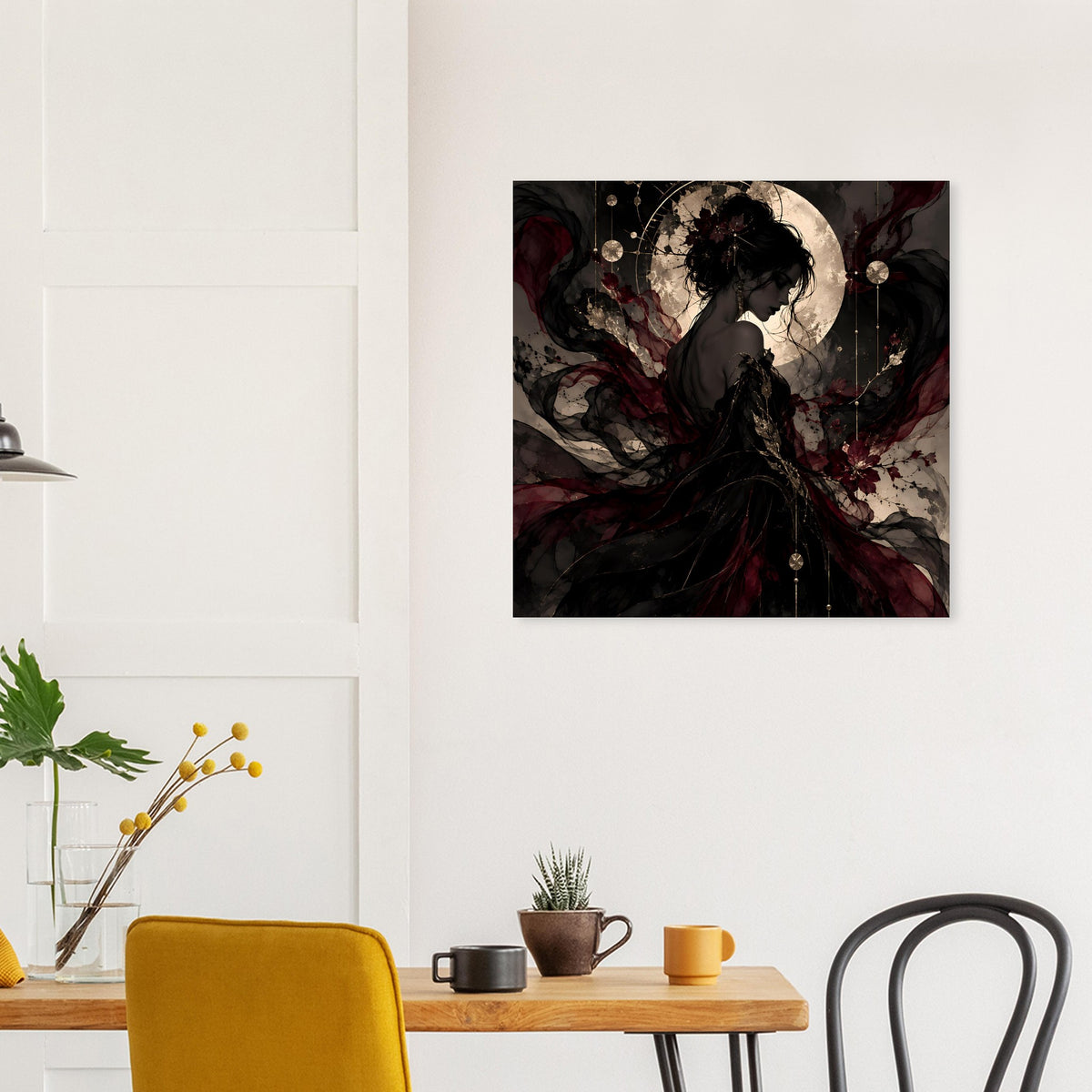 Quadratisches Poster mit Frauensilhouette und Mond über dunklem Burgunderrot-Muster