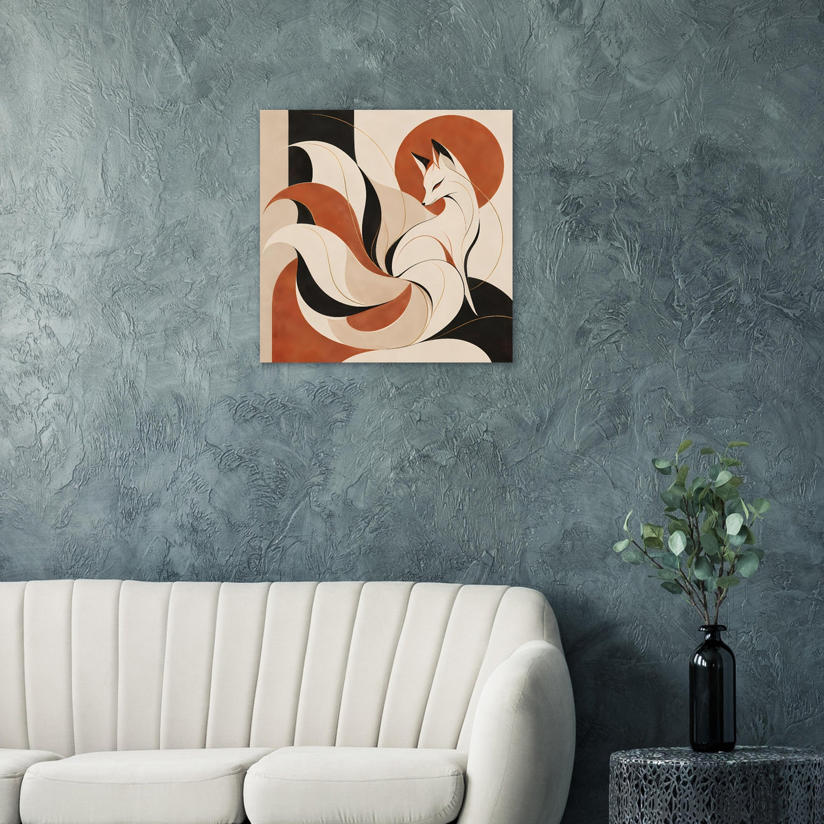 Quadratisches Poster mit Fuchsgeist-Silhouette und geschwungenen Schweifen in warmen Farben